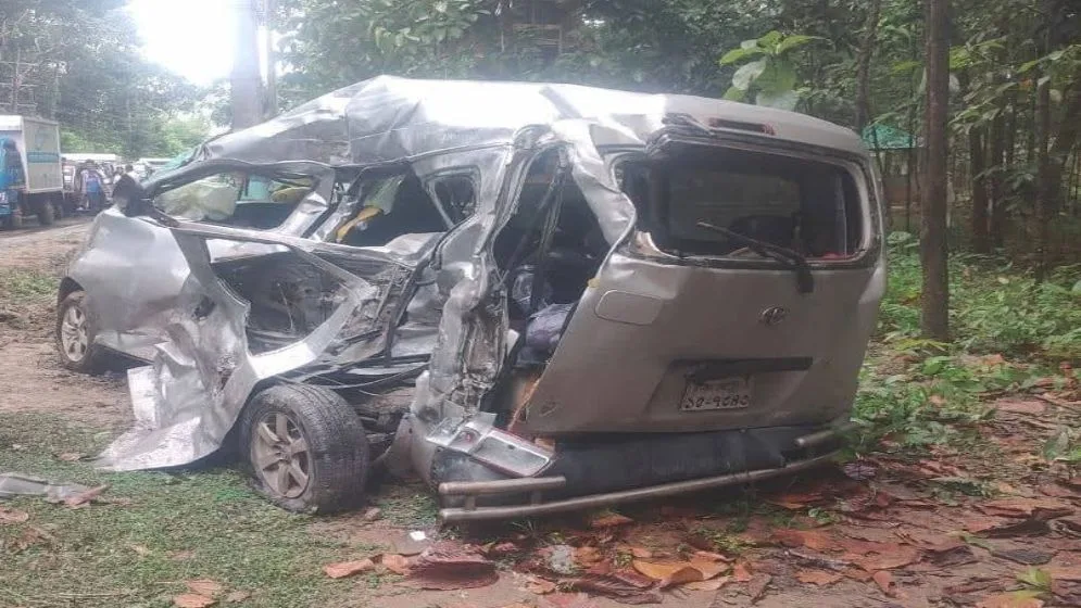 যাত্রীবাহী বাস ও মাইক্রোবাসের মুখোমুখি সংঘর্ষে একই পরিবারের পাঁচজন নিহত হয়েছেন