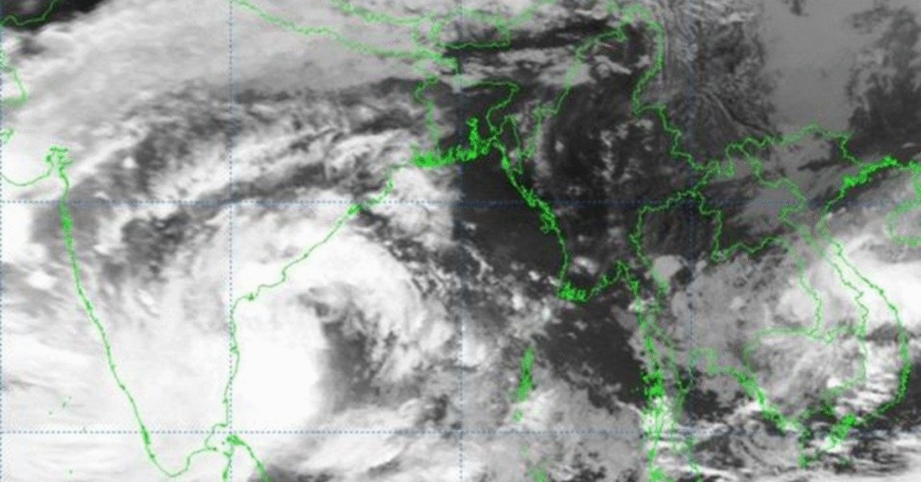 প্রবল ঘূর্ণিঝড়ে পরিণত ‘মোন্থা’, বৃহস্পতিবার থেকে বৃষ্টির সম্ভাবনা বাংলাদেশে বঙ্গোপসাগরে প্রবল ঘূর্ণিঝড় ‘মোন্থা’র গতিপথের স্যাটেলাইট চিত্র