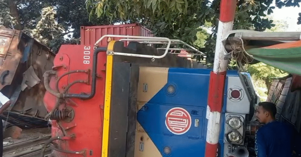 চট্টগ্রামের সাগরিকা রেলগেটে ট্রাক ও মালবাহী ট্রেনের সংঘর্ষের দৃশ্য