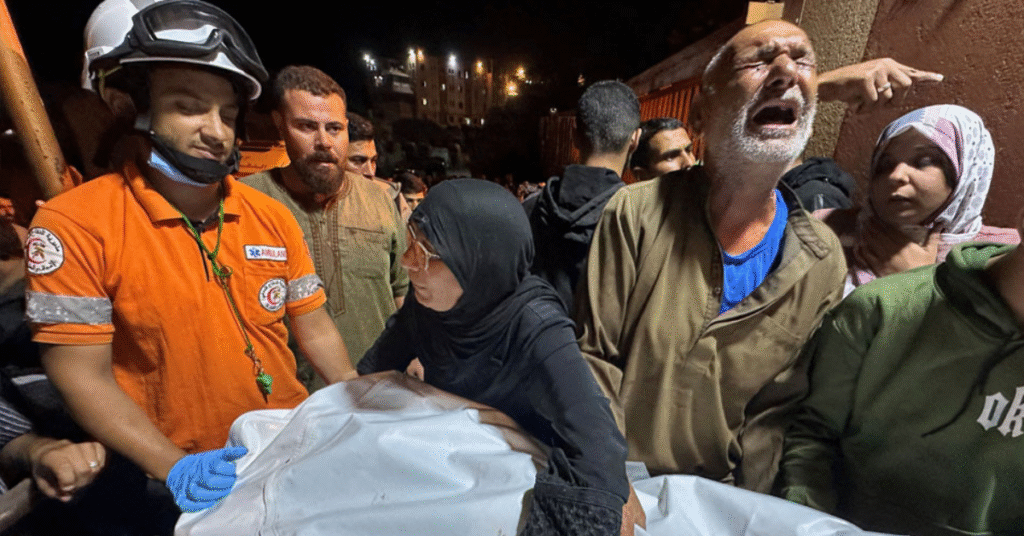 ২৮ অক্টোবর দক্ষিণ গাজার খান ইউনিসের নাসের হাসপাতালে ইসরায়েলি হামলায় নিহত এক ব্যক্তির মরদেহের পাশে ফিলিস্তিনি স্বজনদের কান্না।