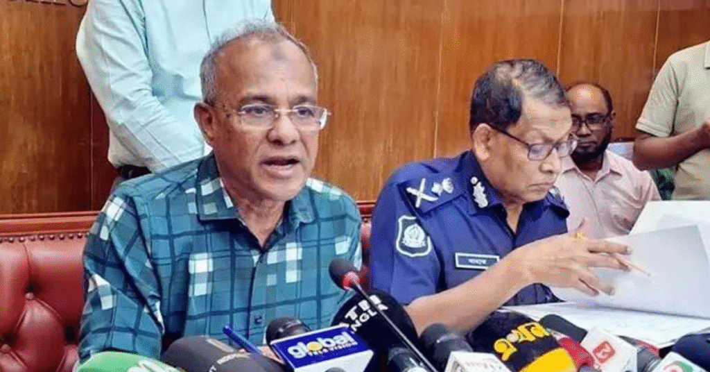 স্বরাষ্ট্র উপদেষ্টা সচিবালয়ে সাংবাদিকদের সঙ্গে কথা বলছেন