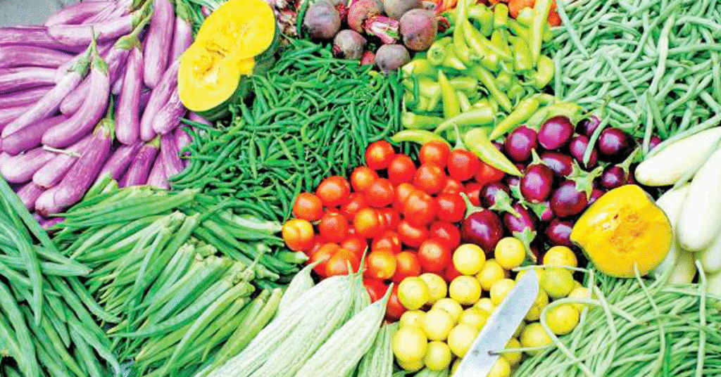 রাজধানীর বাজারে শীতের আগাম সবজি বিক্রি, দামে স্বস্তি