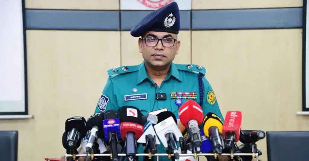 সংবাদ সম্মেলনে বক্তব্য দিচ্ছেন ডিএমপি উপ-পুলিশ কমিশনার মুহাম্মদ তালেবুর রহমান