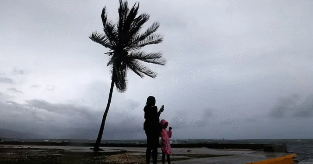 জ্যামাইকায় ধেয়ে আসছে ইতিহাসের সবচেয়ে ভয়াবহ হারিকেন ‘মেলিসা’ হারিকেন মেলিসা