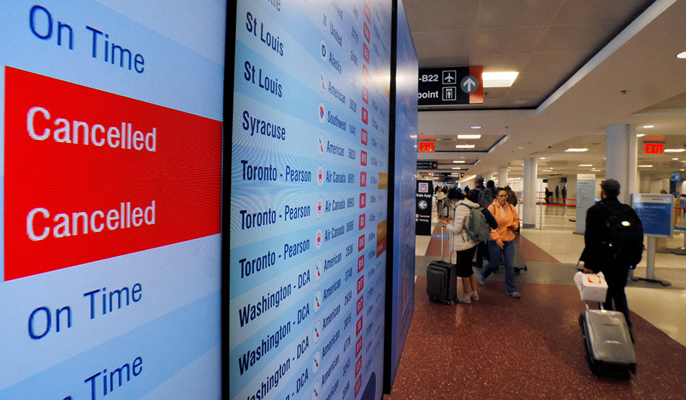 যুক্তরাষ্ট্রে এক দিনে ৫ হাজারের বেশি ফ্লাইট বিপর্যয় যুক্তরাষ্ট্রে বিমানবন্দরে ফ্লাইট বাতিল ও বিলম্বে বিপর্যস্ত যাত্রীরা