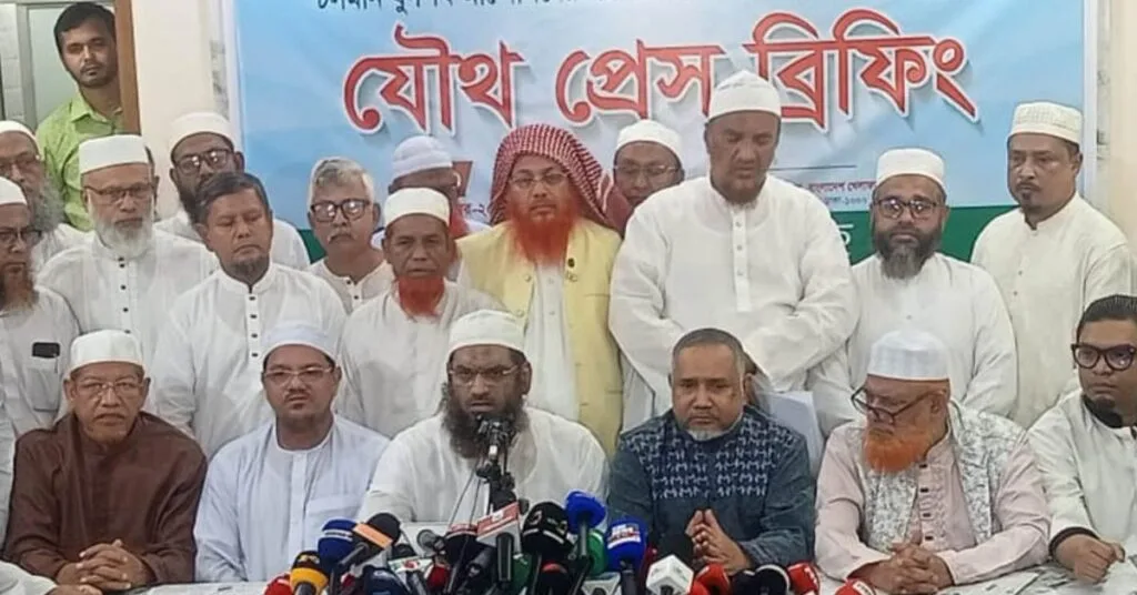 ঢাকার পল্টনে আটদলীয় জোটের যৌথ সংবাদ সম্মেলনে বক্তব্য দিচ্ছেন মাওলানা মামুনুল হক