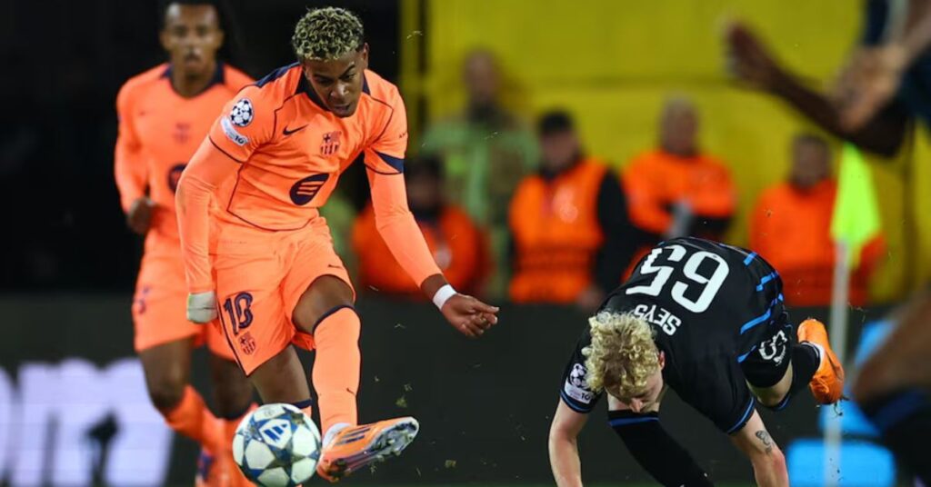 বার্সেলোনার লামিনে ইয়ামাল ও ক্লাব ব্রুগার জোয়াকিন সেইসের মধ্যে বলের লড়াইয়ের মুহূর্ত