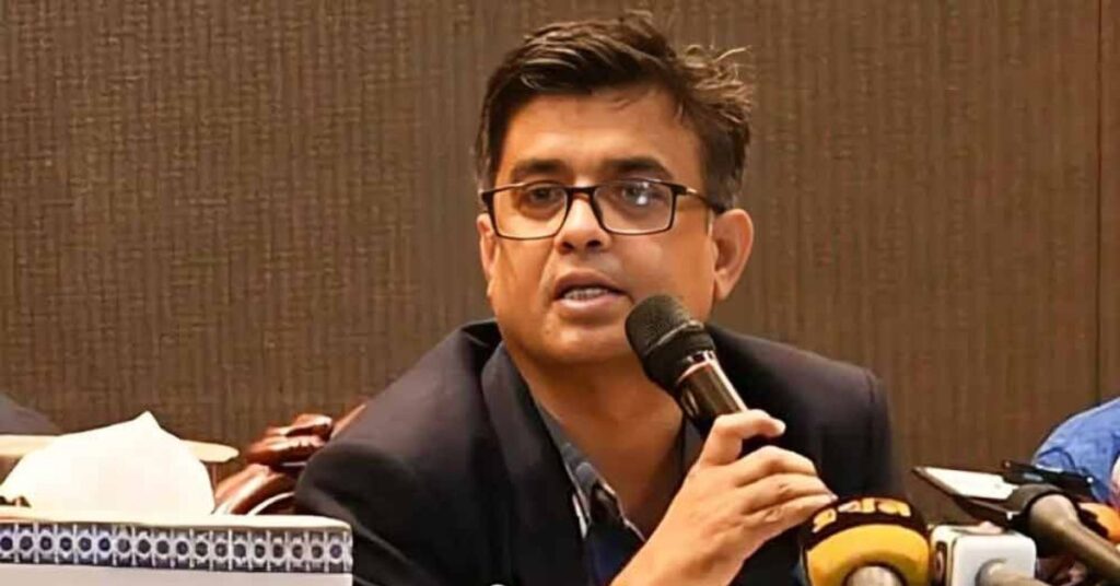 হাসিনা ও আওয়ামী লীগকে নিয়ে দলগুলোকে স্পষ্ট সিদ্ধান্ত নিতে হবে: প্রধান উপদেষ্টার প্রেসসচিব রাজধানীর হোটেল ইন্টারকন্টিনেন্টালে এক আলোচনা সভায় অন্য অতিথিদের সঙ্গে প্রেস সচিব শফিকুল আলম