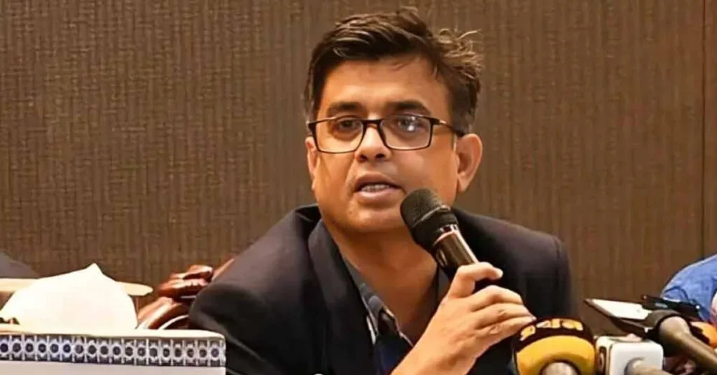 রাজধানীর হোটেল ইন্টারকন্টিনেন্টালে এক আলোচনা সভায় অন্য অতিথিদের সঙ্গে প্রেস সচিব শফিকুল আলম