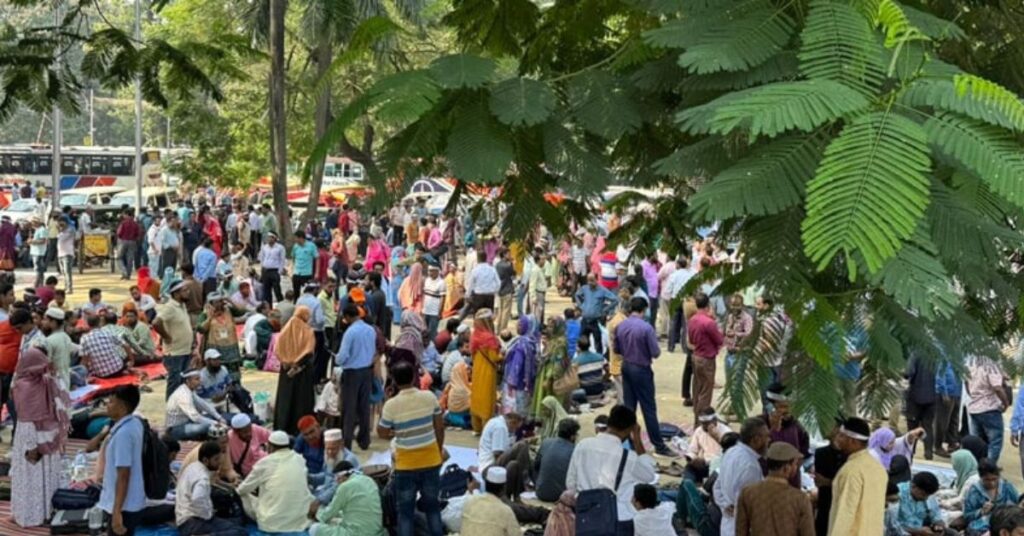 ১০ম গ্রেডে বেতনসহ তিন দাবিতে শহীদ মিনারে প্রাথমিক শিক্ষকদের অবস্থান কর্মসূচি
