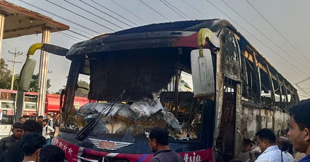 ময়মনসিংহে ফুলবাড়িয়ায় আগুনে পুড়ে যাওয়া বাসের ধ্বংসাবশেষ