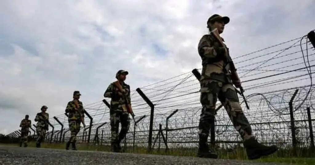 ভারত-বাংলাদেশ সীমান্তে টহল দিতে দেখা যায় বিএসএফের নারী সদস্যদের