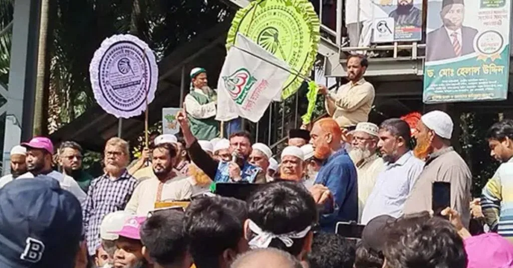 মৎস্য ভবন মোড়ে অবস্থান নিয়ে বক্তব্য দিচ্ছেন ইসলামি দলগুলোর নেতারা