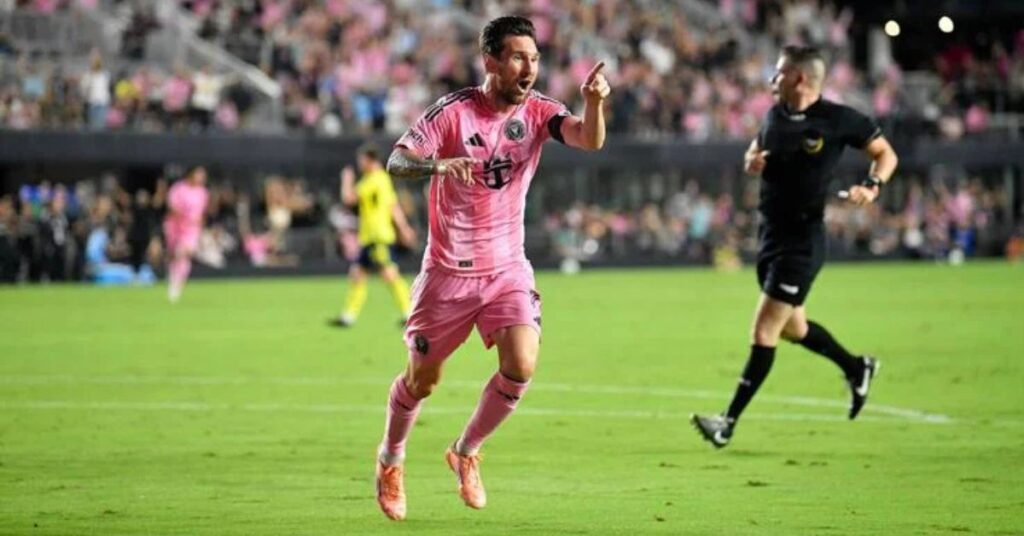 ইন্টার মায়ামির ফরোয়ার্ড লিওনেল মেসি নাশভিল এসসির বিপক্ষে গোল করার পর সতীর্থ মাতেও সিলভেত্তিকে উদ্দেশ করে উদ্‌যাপন করছেন