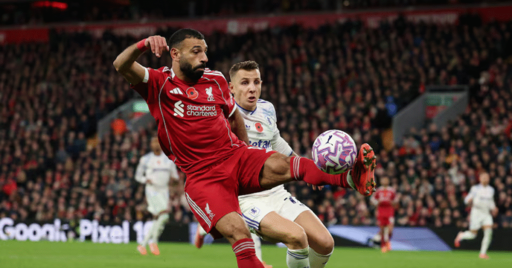 সালাহর রেকর্ড ছোঁয়া রাতে লিভারপুলের স্বস্তির জয় লিভারপুলের মোহাম্মদ সালাহ অ্যাস্টন ভিলার লুকাস দিনিয়ের সঙ্গে বলের লড়াইয়ে রয়েছেন