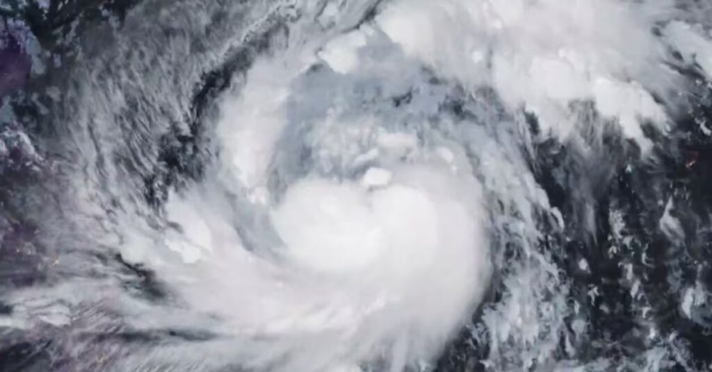 স্যাটেলাইট চিত্রে ফিলিপাইন সাগরের ওপর ঘূর্ণিঝড় ফাং-ওয়ংকে দেখা যাচ্ছে, যা টাইফুনে রূপ নিয়েছে, ৭ নভেম্বর ২০২৫।