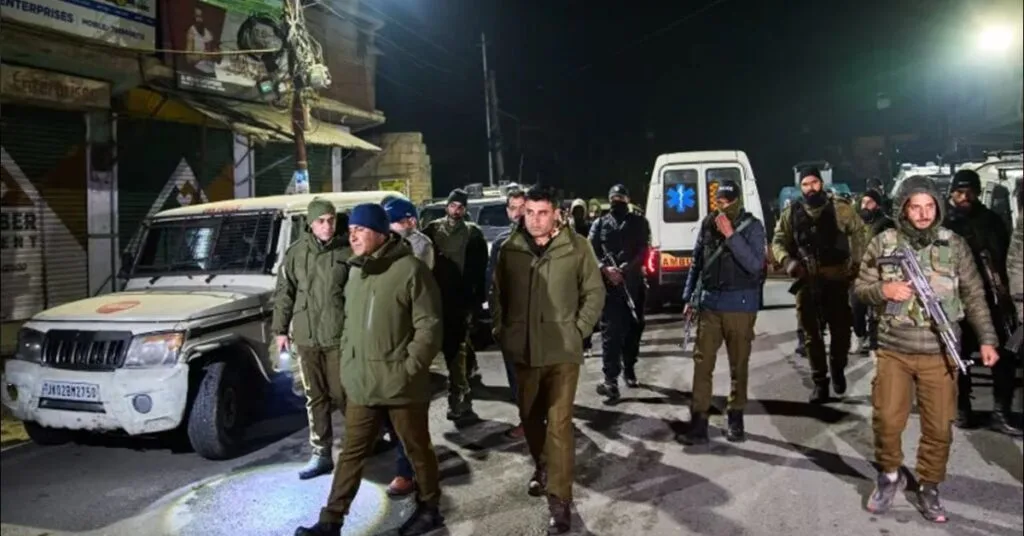 কাশ্মীরের শ্রীনগরে ঘটনাস্থলের পাশে টহল দিচ্ছে পুলিশ।