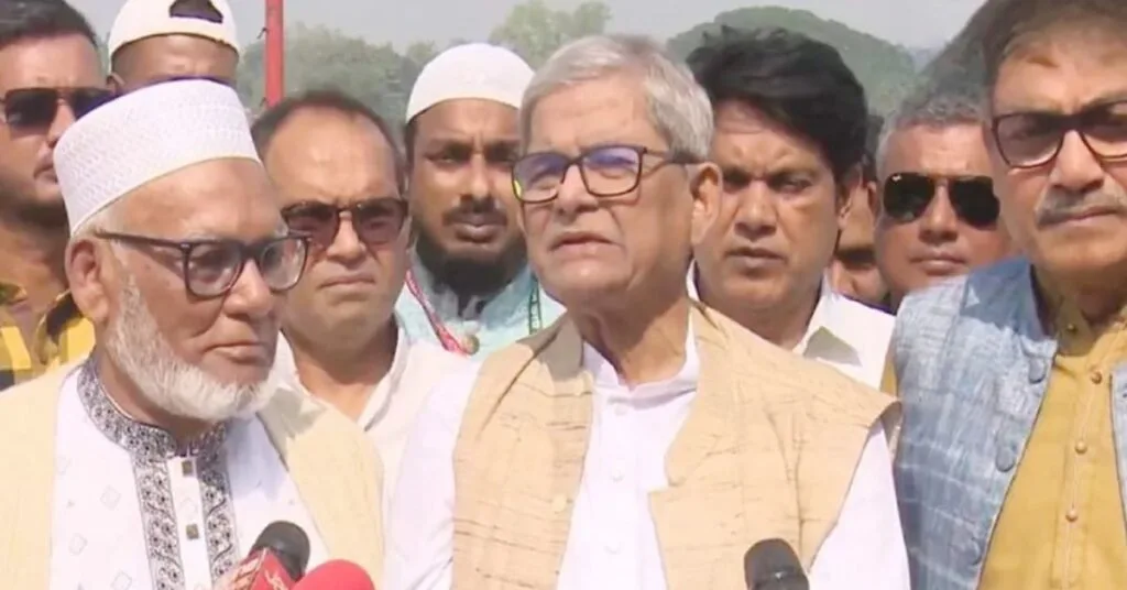 চাঁপাইনবাবগঞ্জে রাবার ড্যাম পরিদর্শনে বক্তব্য দিচ্ছেন বিএনপি মহাসচিব মির্জা ফখরুল