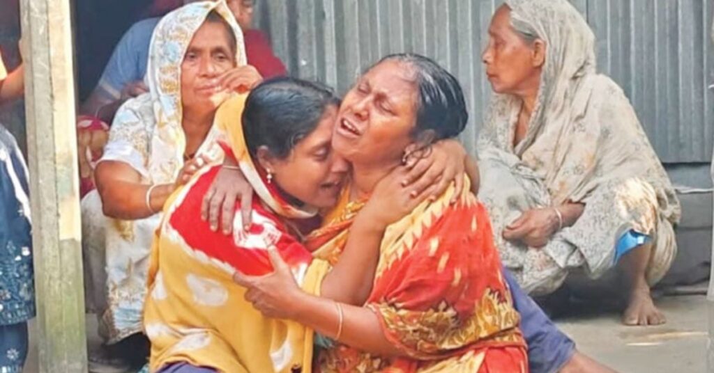 দেশজুড়ে সহিংসতা: ময়মনসিংহে বাসে আগুনে চালকের মৃত্যু, ঢাকায় চেকপোস্টে তল্লাশি জোরদার ময়মনসিংহের ফুলবাড়িয়ায় বাসের ভেতরে প্রাণ হারানো চালক জুলহাস উদ্দিনের মৃত্যুতে বিলাপ করছিলেন তাঁর বোন ময়না আক্তার ও মা সাজেদা আক্তার ।