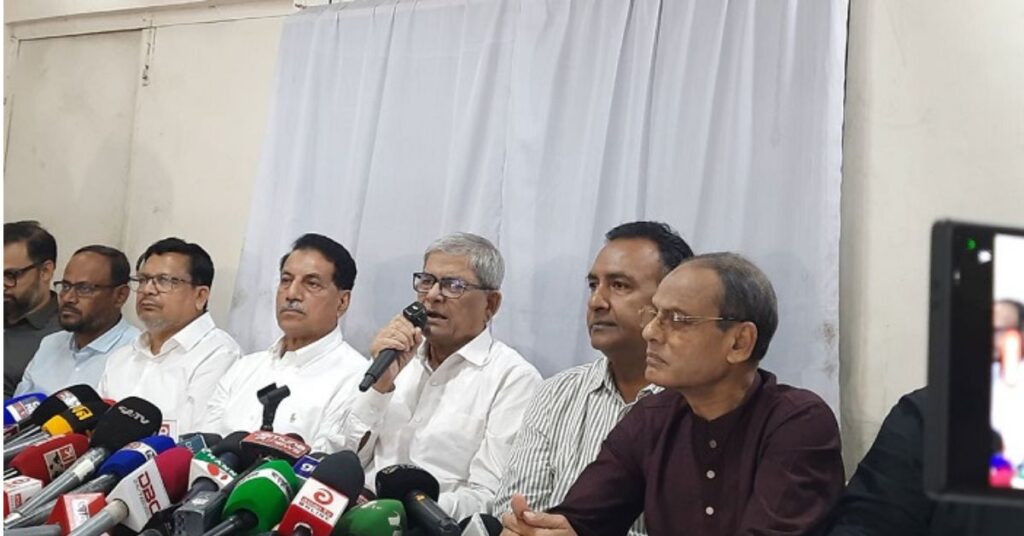 বিএনপি কার্যালয়ে বক্তব্য দিচ্ছেন মির্জা ফখরুল ইসলাম আলমগীর