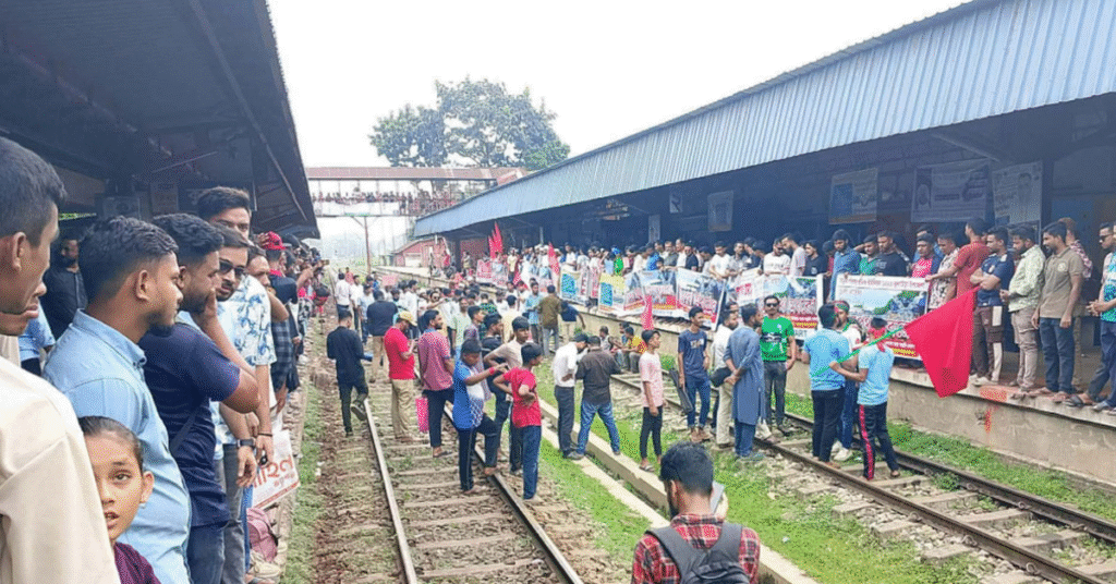 সিলেটে রেলপথে অবস্থান নিয়ে অবরোধ কর্মসূচিতে অংশ নিচ্ছেন আন্দোলনকারীরা