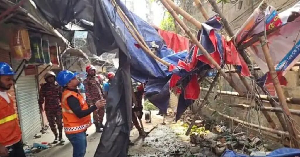 ভূমিকম্পে বংশালে ভবনের রেলিং ধসে নিহত ৩ পথচারী বংশালে ভূমিকম্পে রেলিং ধসে নিহত তিনজনের ঘটনাস্থল