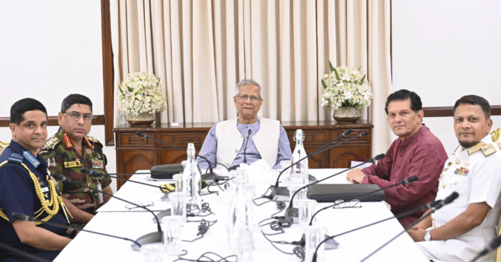 রাষ্ট্রীয় অতিথি ভবন যমুনায় তিন বাহিনীর প্রধানদের সঙ্গে বৈঠক করছেন প্রধান উপদেষ্টা মুহাম্মদ ইউনূস