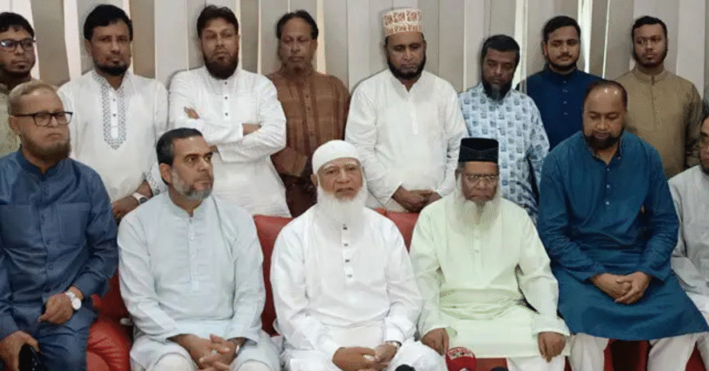 সিলেট বিমানবন্দরে সাংবাদিকদের সঙ্গে কথা বলছেন জামায়াত আমির ডা. শফিকুর রহমান