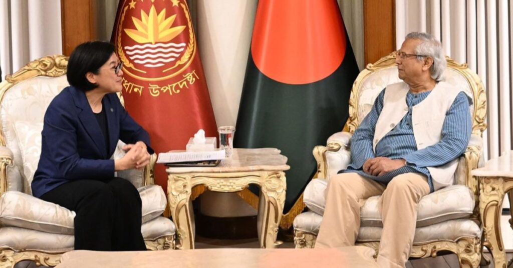 এক্সপোর্ট–ইমপোর্ট ব্যাংক অব চায়নার (এক্সিম ব্যাংক) ভাইস প্রেসিডেন্ট ইয়াং দোংনিং ও প্রধান উপদেষ্টা অধ্যাপক মুহাম্মদ ইউনূস