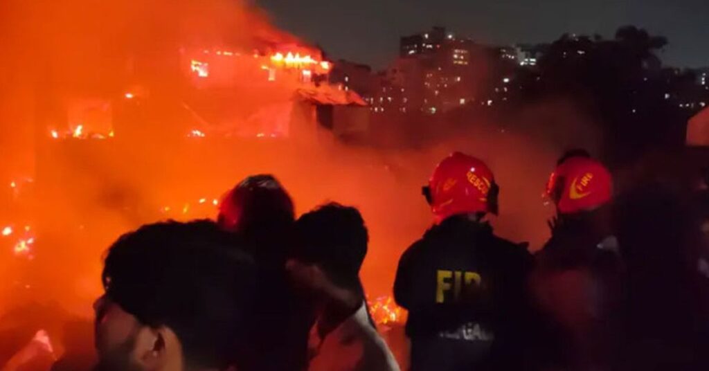 মহাখালী কড়াইল বস্তিতে ভয়াবহ আগুন নিয়ন্ত্রণে কাজ করছে ফায়ার সার্ভিস