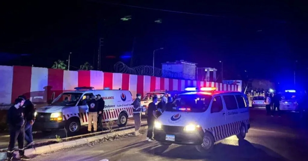 ইসরাইলি হামলার পর আইন আল-হিলওয়েহ ফিলিস্তিনি শরণার্থী শিবিরের প্রবেশপথে দাঁড়িয়ে আছে বেসামরিক প্রতিরক্ষা যানবাহন