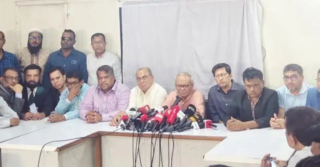 নয়াপল্টনে সংবাদ সম্মেলনে খালেদা জিয়ার শারীরিক অবস্থা জানাচ্ছেন রুহুল কবির রিজভী