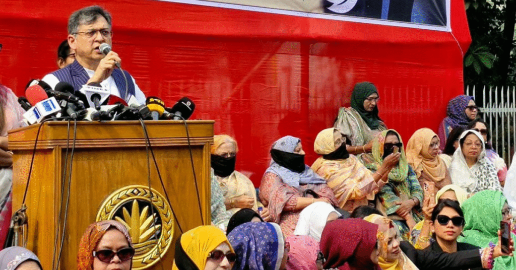 শাহবাগে সমাবেশে বক্তব্য দিচ্ছেন বিএনপি নেতা সালাহউদ্দিন আহমেদ