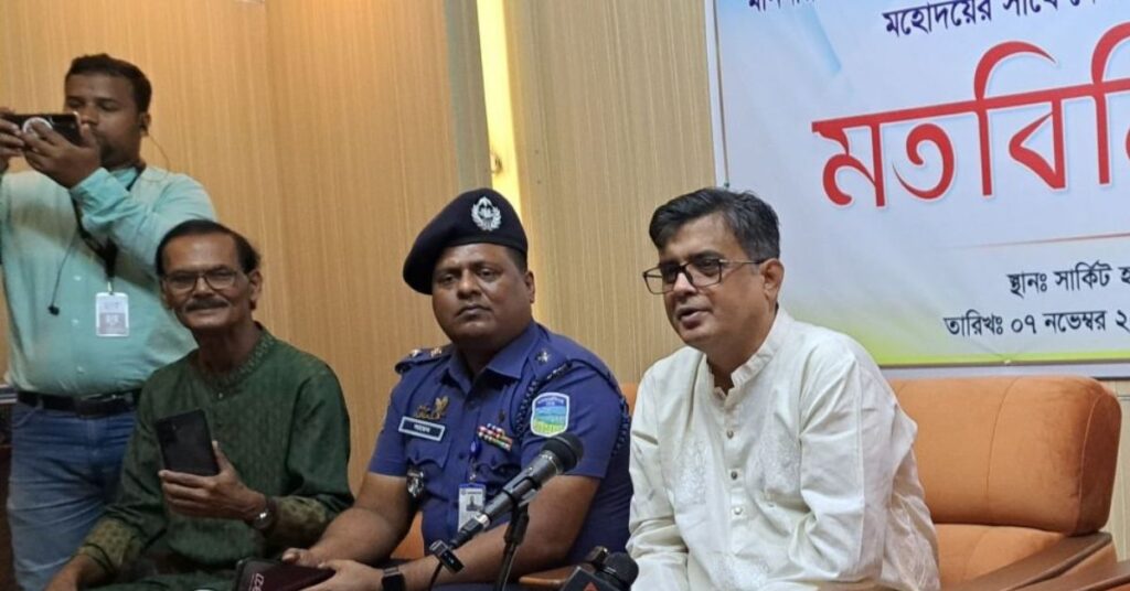 নেত্রকোনা সার্কিট হাউজে সাংবাদিকদের সঙ্গে মতবিনিময় সভায় প্রেস সচিব শফিকুল আলম