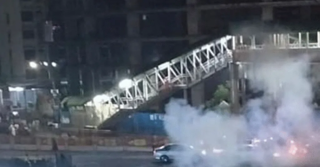 রাজধানীর কারওয়ান বাজারে ককটেল বিস্ফোরণের পর ধোঁয়া উড়ছে