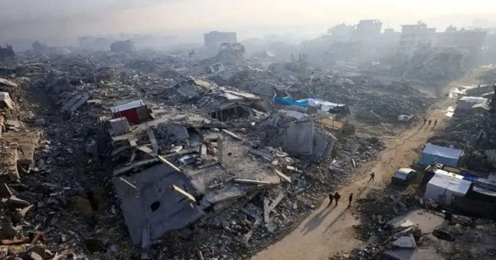 গাজায় আইডিএফের বিমান হামলার পর ধ্বংসস্তূপ