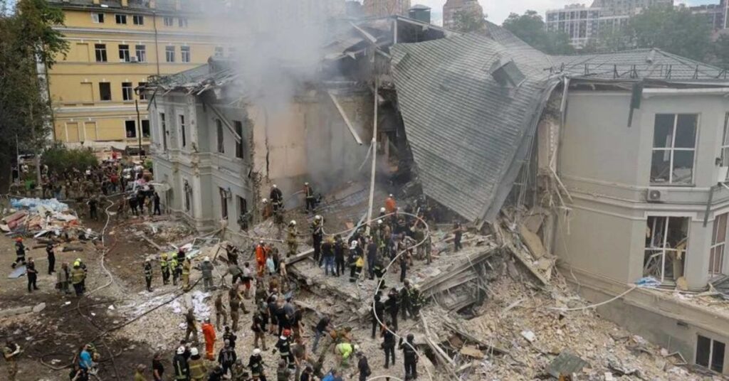 ইউক্রেনে রাশিয়ার হামলার পর ধ্বংসস্তূপে উদ্ধারকর্মীদের তৎপরতা