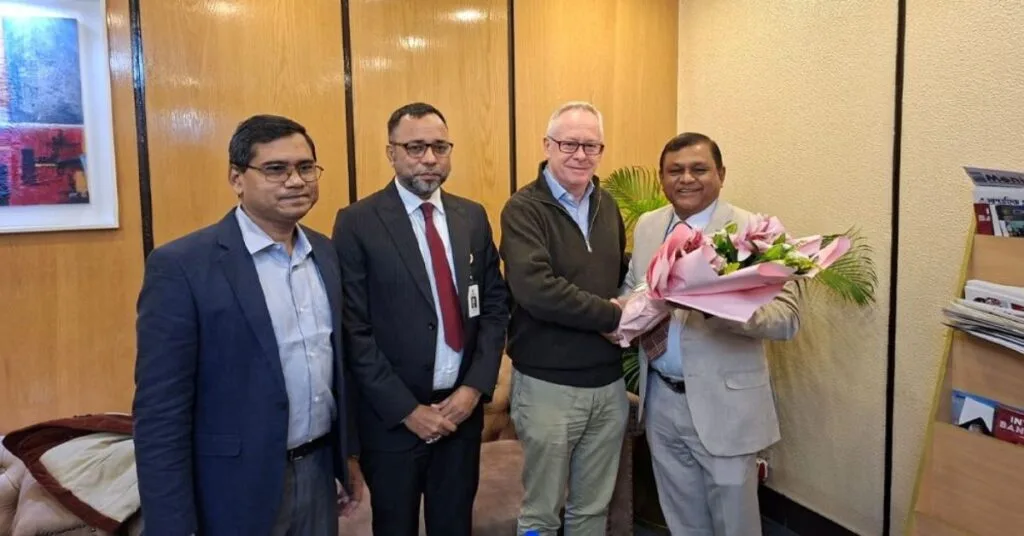 ব্রিটিশ চিকিৎসক রিচার্ড বিলকে অভ্যার্থনা জানান সাবেক দুই সচিব