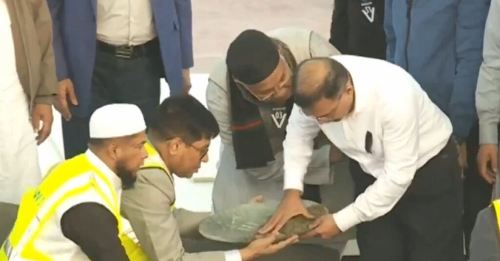 খালেদা জিয়ার কবরে মাটি দিচ্ছেন বিএনপির ভারপ্রাপ্ত চেয়ারম্যান তারেক রহমান