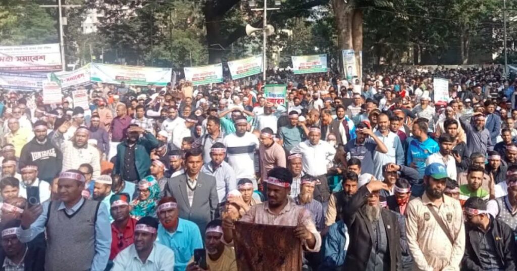 কেন্দ্রীয় শহীদ মিনারে পে স্কেল বাস্তবায়নের দাবিতে কর্মচারীদের সমাবেশ