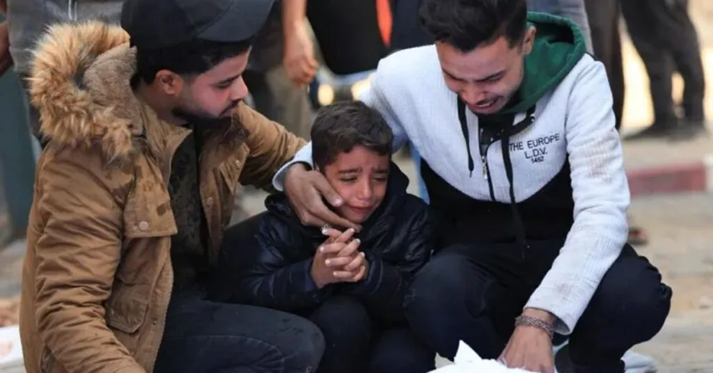 আল-মাওয়াসিতে ইসরাইলি ক্ষেপণাস্ত্র হামলায় দুই শিশুসহ পাঁচজন নিহত হয়েছেন।