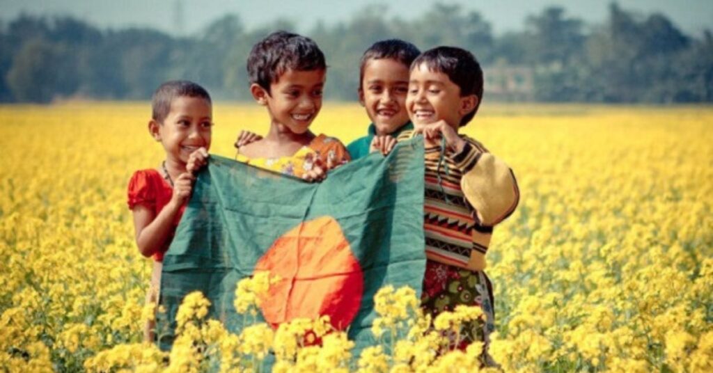 জাতীয় পতাকা হাতে শিশুরা