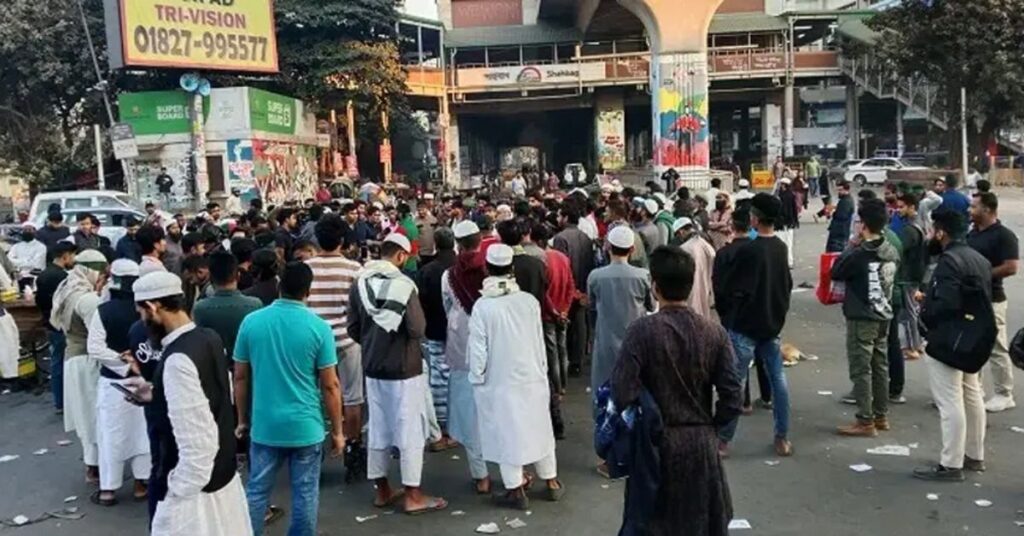 শরিফ ওসমান হাদির মৃত্যুর প্রতিবাদে শাহবাগ অবরোধ