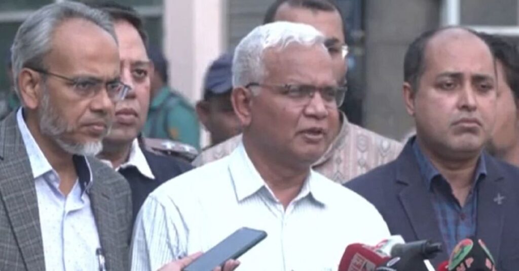 বৃহস্পতিবার দুপুরে রাজধানীর এভারকেয়ার হাসপাতালের সামনে খালেদা জিয়ার স্বাস্থ্যের সবশেষ অবস্থা নিয়ে ব্রিফিংয়ে কথা বলেন ডা. এ জেড এম জাহিদ হোসেন।