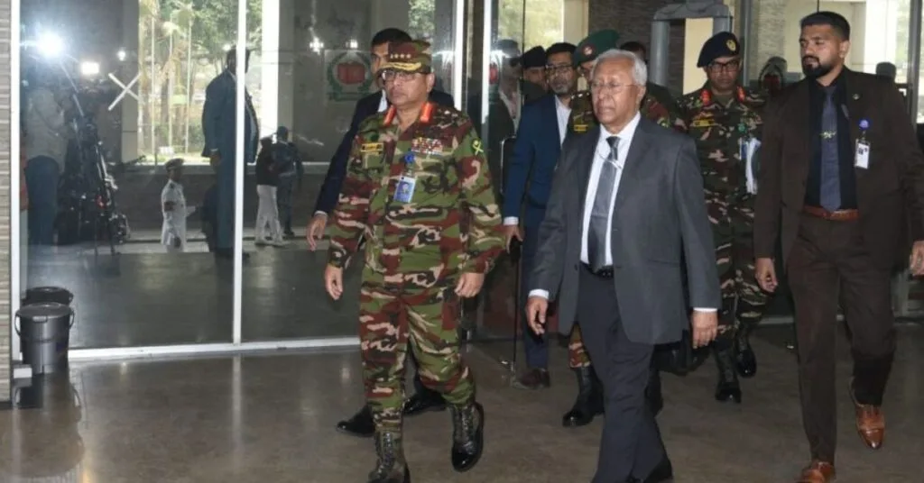 নির্বাচন কমিশন কার্যালয়ে তিন বাহিনীর প্রধানদের সঙ্গে সিইসির বৈঠক