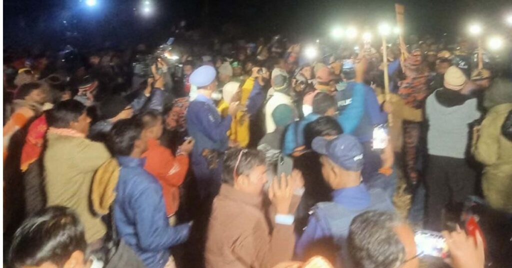 রাজশাহীর তানোরে পরিত্যক্ত একটি গভীর নলকূপের গর্তে পড়ে যাওয়া শিশু সাজিদকে জীবিত উদ্ধারের পর উপজেলা স্বাস্থ্য কমপ্লেক্সে নেওয়া হয়