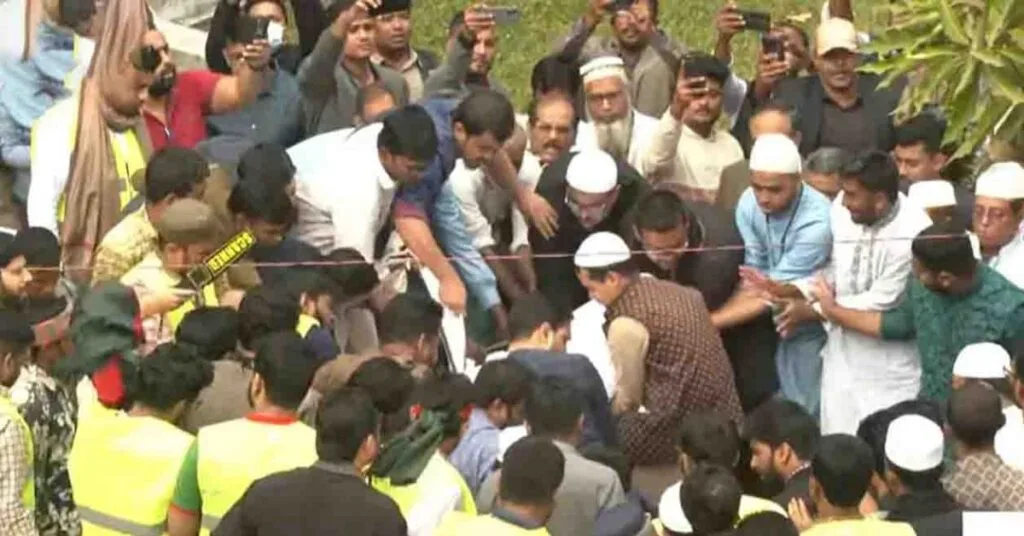 জাতীয় কবি কাজী নজরুল ইসলামের সমাধির পাশে শহীদ শরিফ ওসমান হাদির দাফন