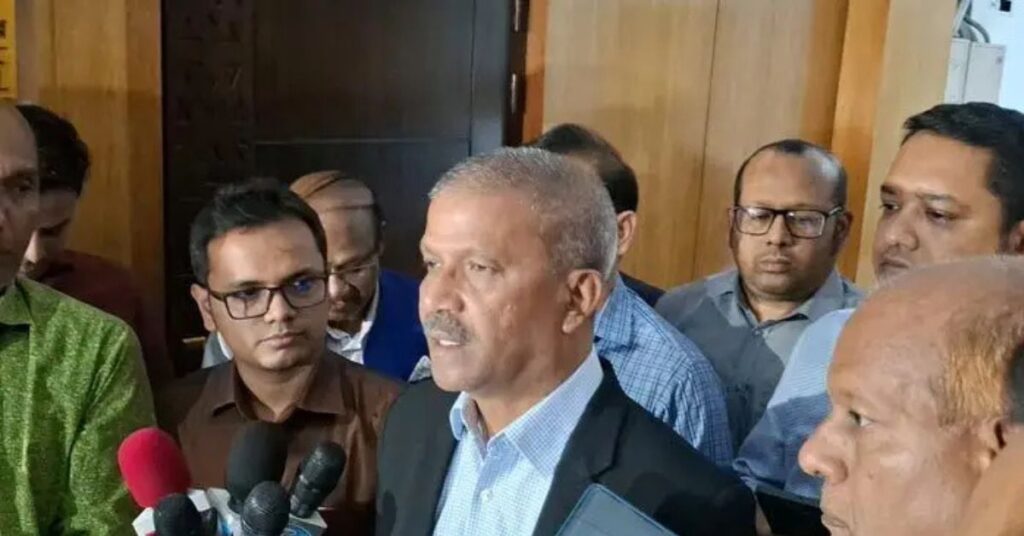 সচিবালয়ে সাংবাদিকদের সঙ্গে কথা বলছেন আইন উপদেষ্টা ড. আসিফ নজরুল