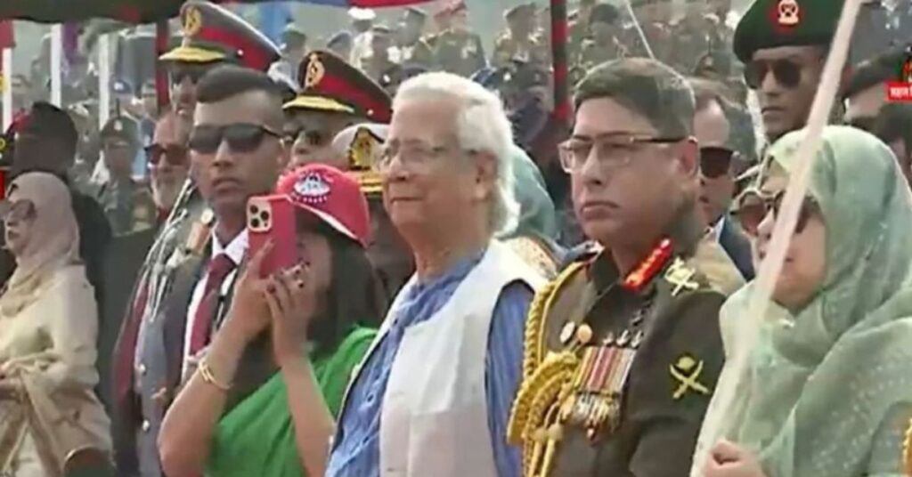 বিজয় দিবসে জাতীয় প্যারেড স্কয়ারে সশস্ত্র বাহিনীর অনুষ্ঠানে প্রধান উপদেষ্টা