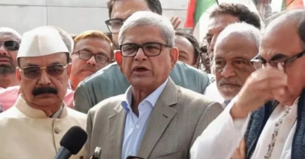 স্বাধীনতাবিরোধীরা আবার মাথাচাড়া দিতে চায়: মির্জা ফখরুল বিজয় দিবসে জিয়াউর রহমানের মাজারে শ্রদ্ধা জানাচ্ছেন মির্জা ফখরুল